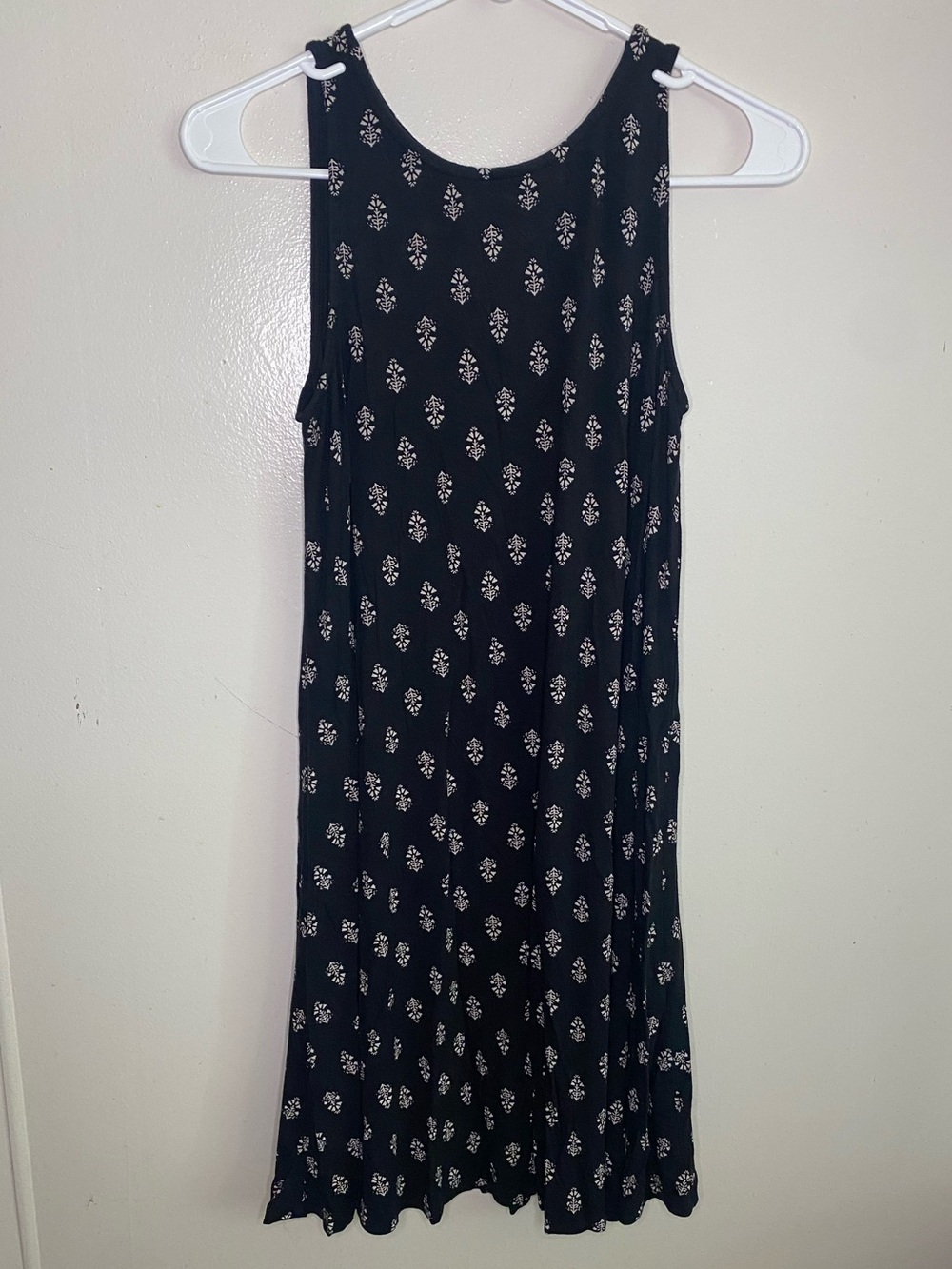 Old Navy Black Sleeveless Mini Dress with White Floral Motif Size Small